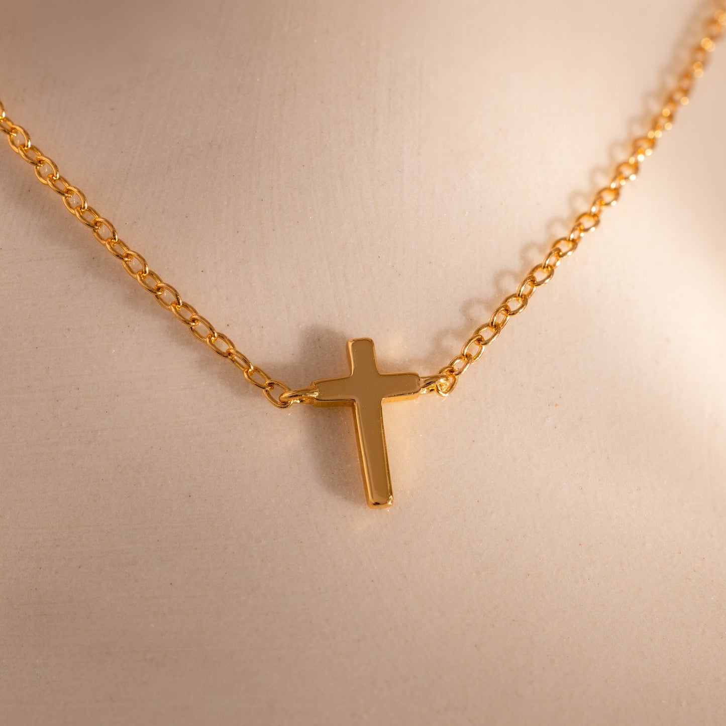 Dainty Cross Necklace Margot