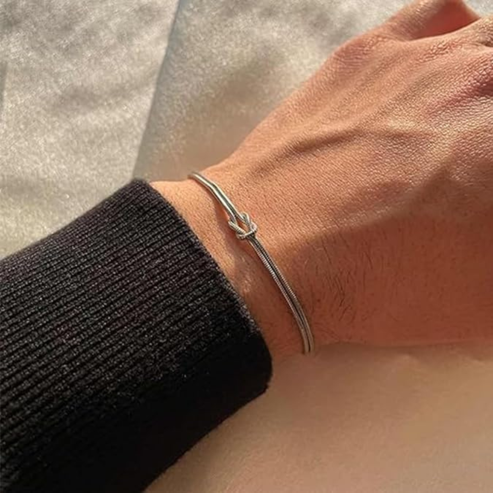 Delicate Knot Gold Bracelet Margot
