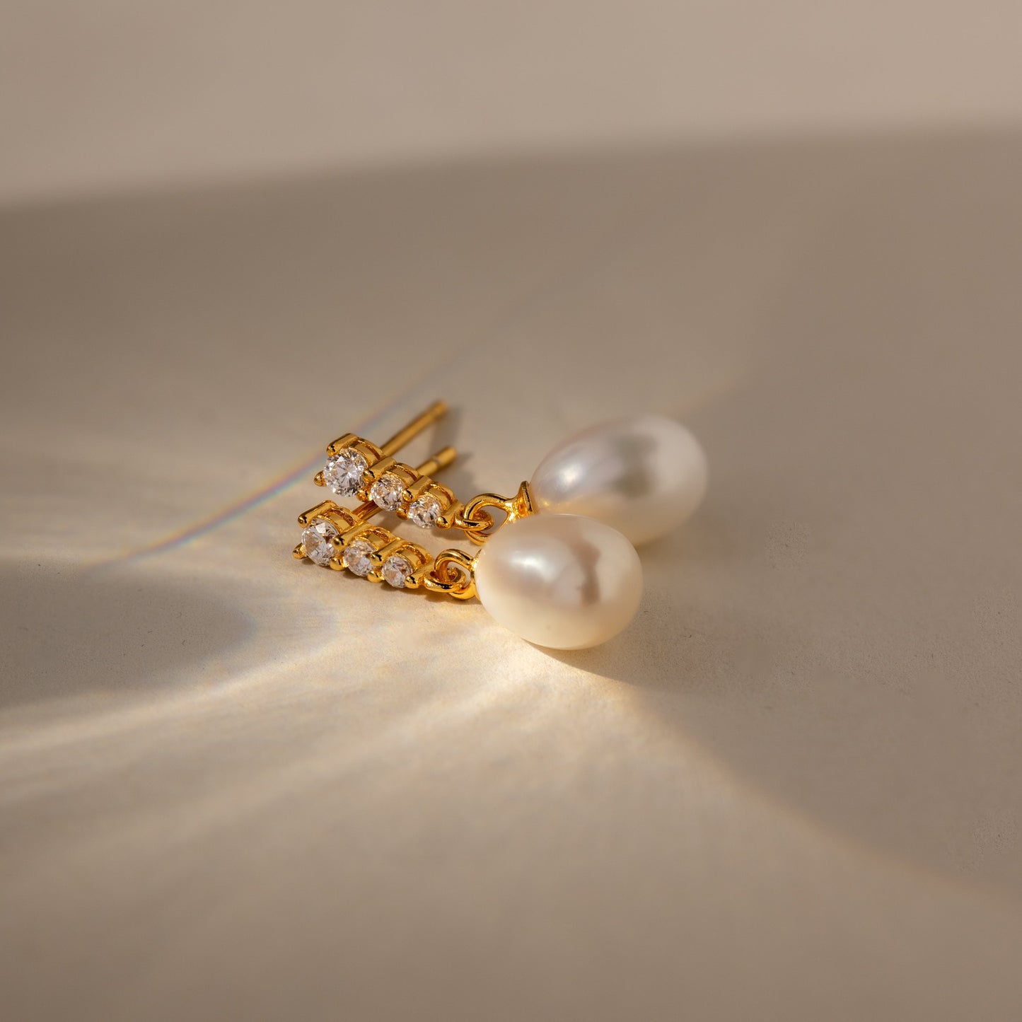 Droplet Pearl Earrings Margot